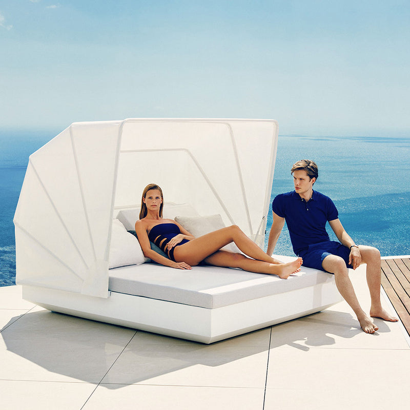Vela Square Daybed with Sunroof and Reclining Backrests | Vondom